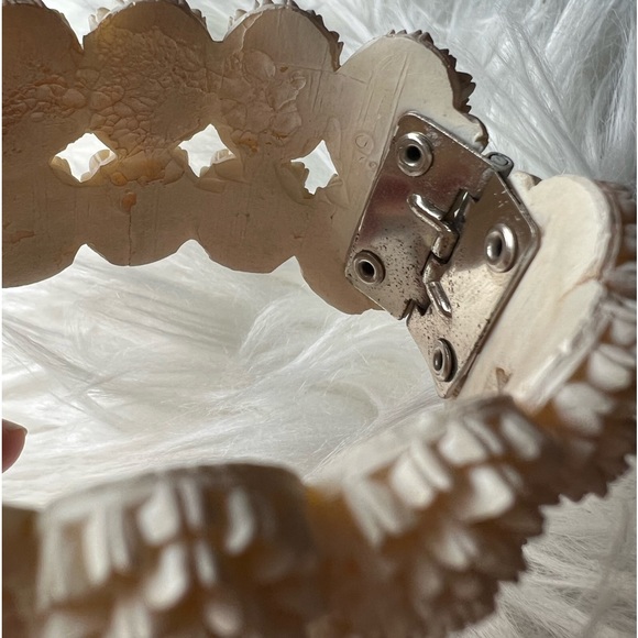 🤍 Faux Coral Flower Hinged Bracelet 🤍 - Picture 10 of 10